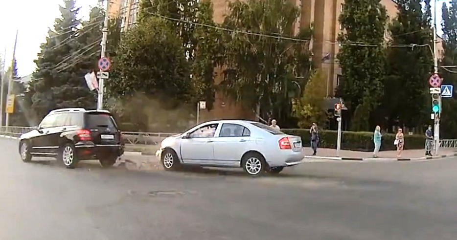 Момент столкновения Лифана и Мерседеса на площади Ленина попал на видео