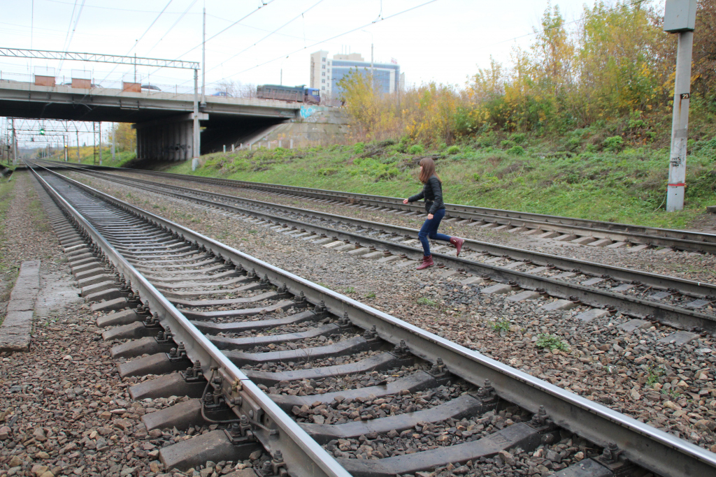 В Рязани школьники устроили фотосессию на железной дороге