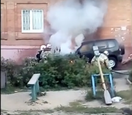 На Шереметьевском проезде загорелся автомобиль: видео от очевидцев и официальные комментарии МЧС