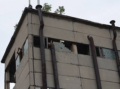 ЧП на Комбайновом заводе - 60-летнего мужчину придавило бетонным козырьком