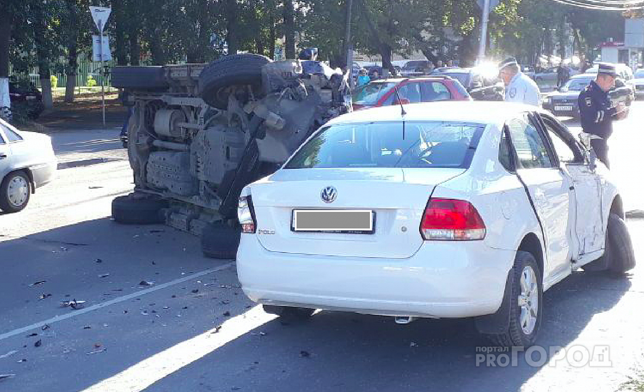 В Рязани на улице Новая в результате ДТП перевернулся Toyota Land Cruiser. Фото и видео с места происшествия
