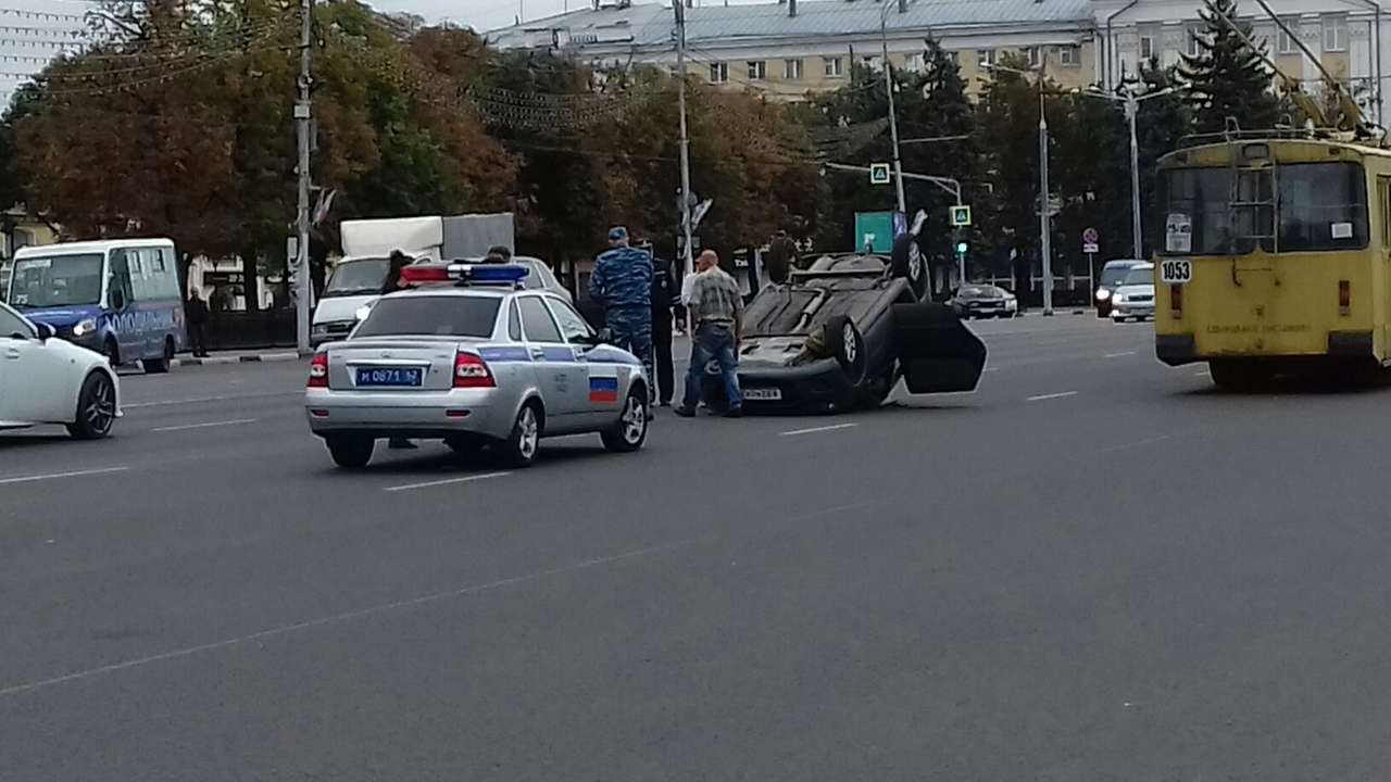 На площади Ленина перевернулся автомобиль: фото и видео