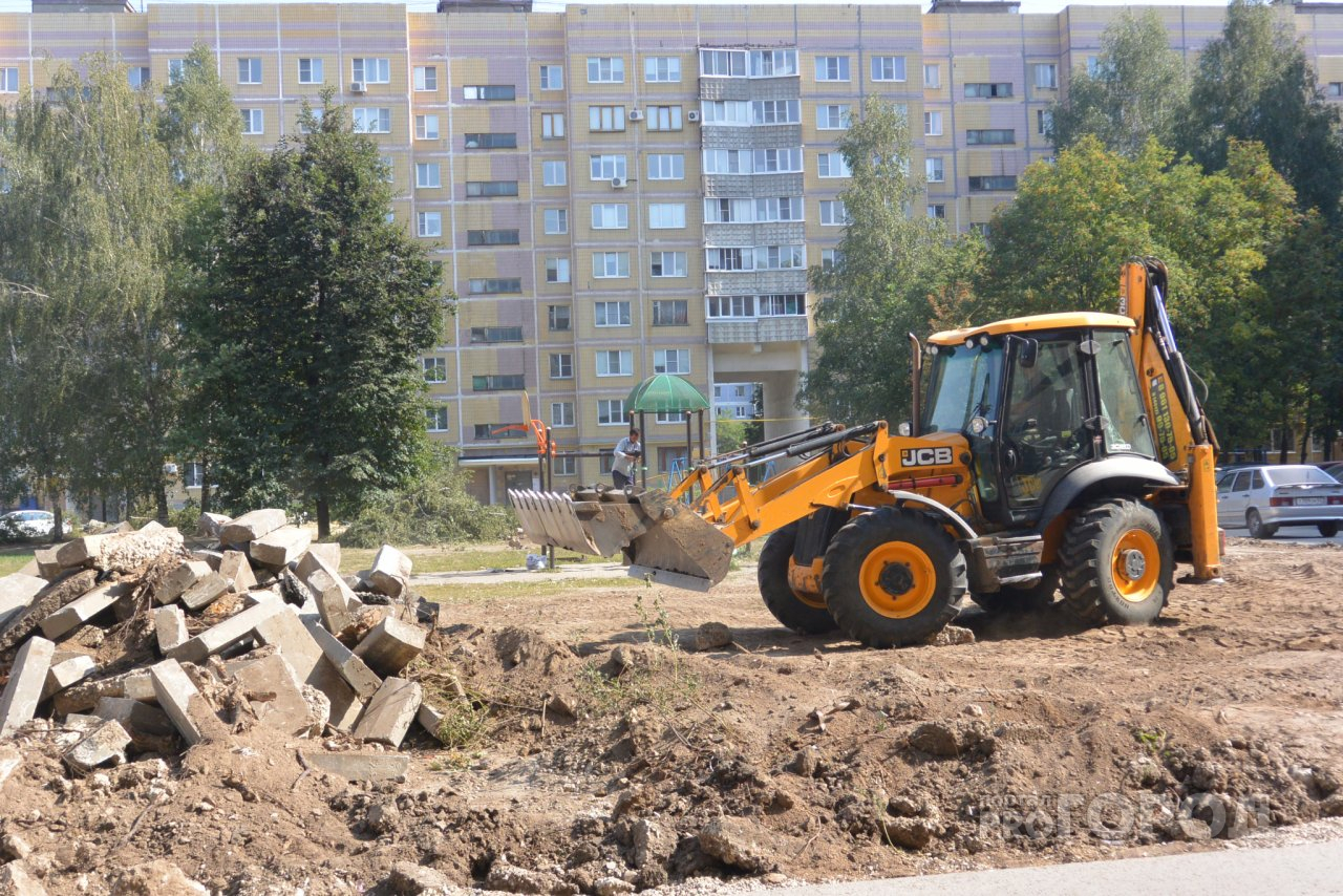 В мэрии прокомментировали, почему на улице Новоселов срубают деревья и уничтожают детские площадки