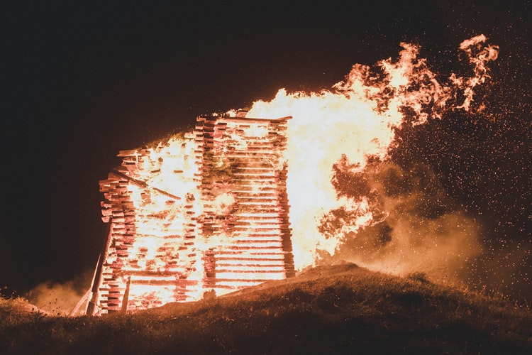 В Рыбновском районе загорелся заброшенный дом