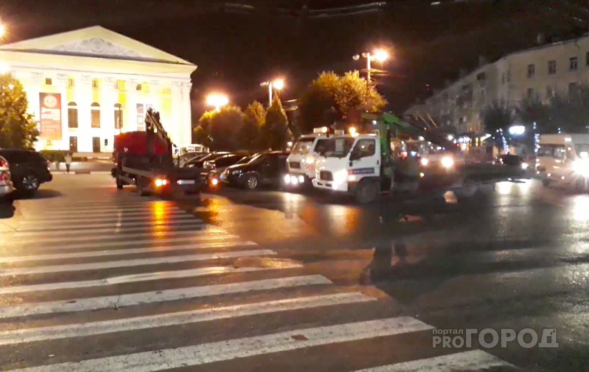 На Театральной площади массово эвакуируют автомобили - собралась пробка из троллейбусов