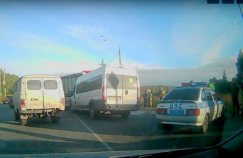 Видео. На Ряжском шоссе столкнулись грузовик и маршрутка, есть пострадавшие