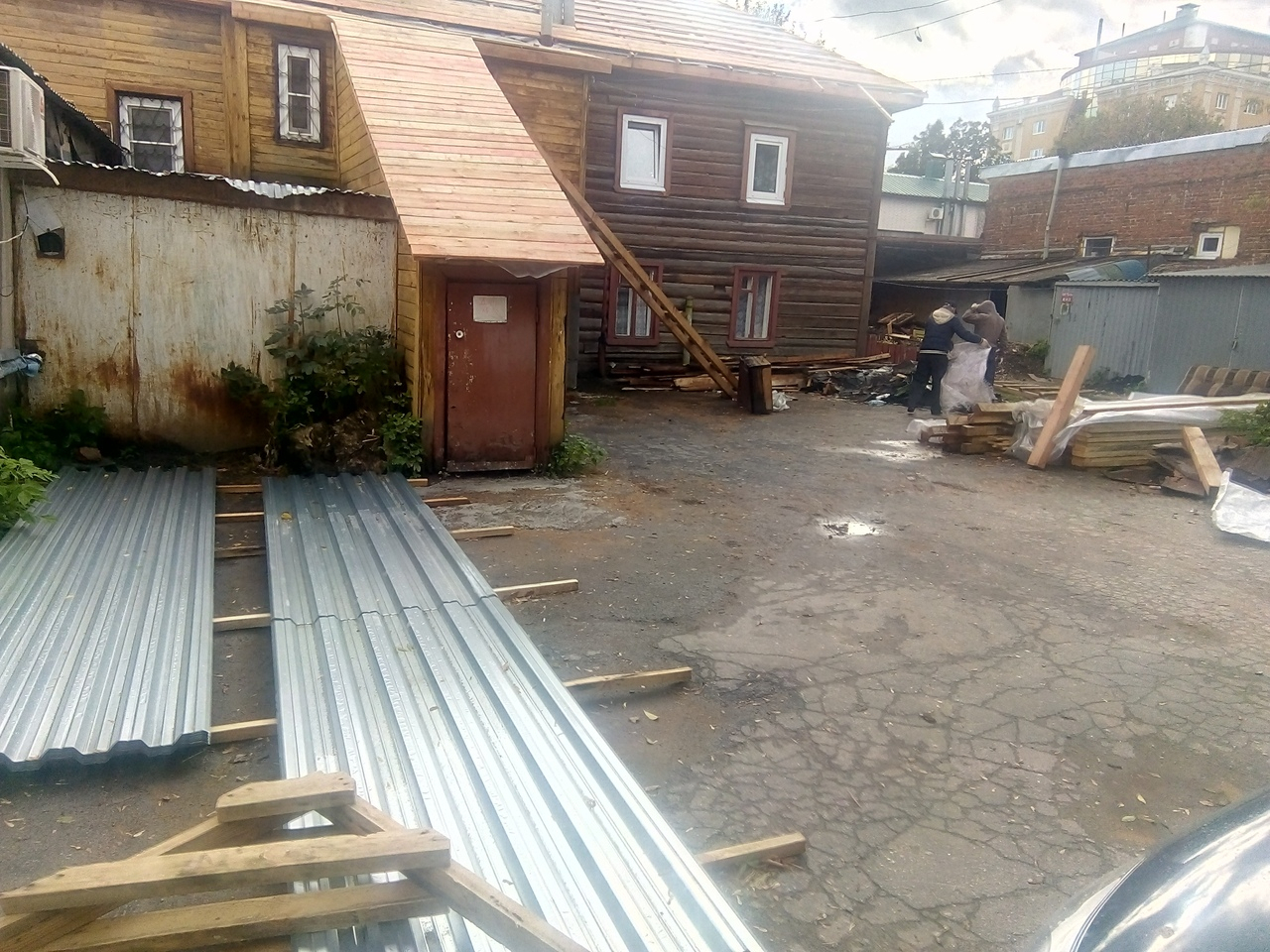 "ЖЭУ ничего не может поделать с потопом в наших квартирах" - жильцы о доме на улице Маяковского