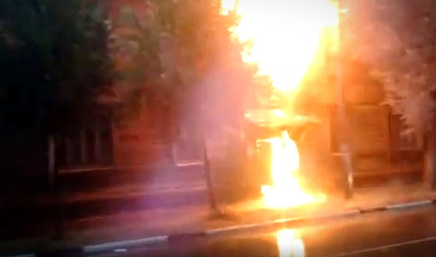 В Рязани на улице Свободы загорелся заброшенный дом