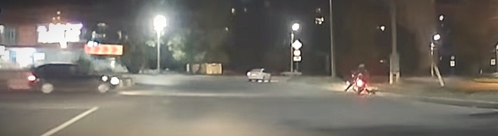 В Рязани мотоциклист с пассажиром врезался в столб. Видео с места ДТП
