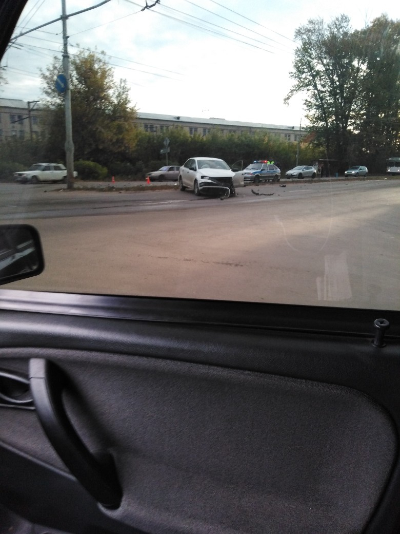 На улице Халтурина произошло серьезное ДТП - иномарка влетела в столб