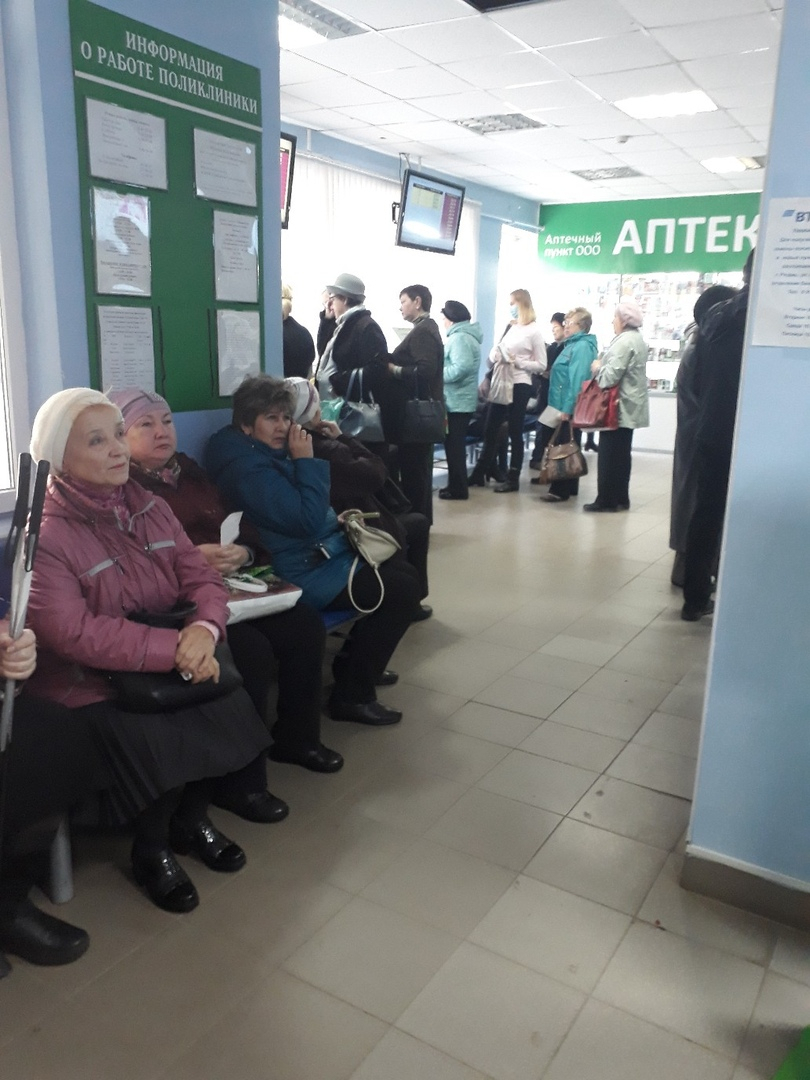 Старики стоят в бесконечной очереди за талонами в поликлинике №11