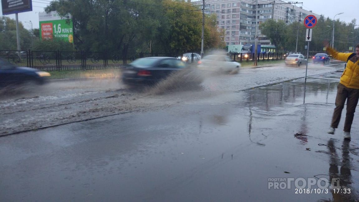 Улицу Новоселов в Рязани затопило после дождя