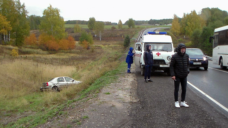 На трассе Рязань-Ряжск Renault столкнулся с двумя грузовиками и вылетел в кювет