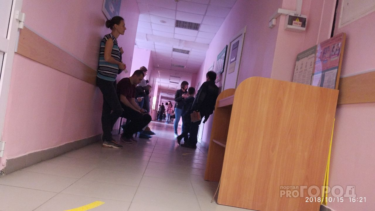 Хаос в поликлинике №7 -  люди стоят в многочасовых очередях за талонами и в регистратуру