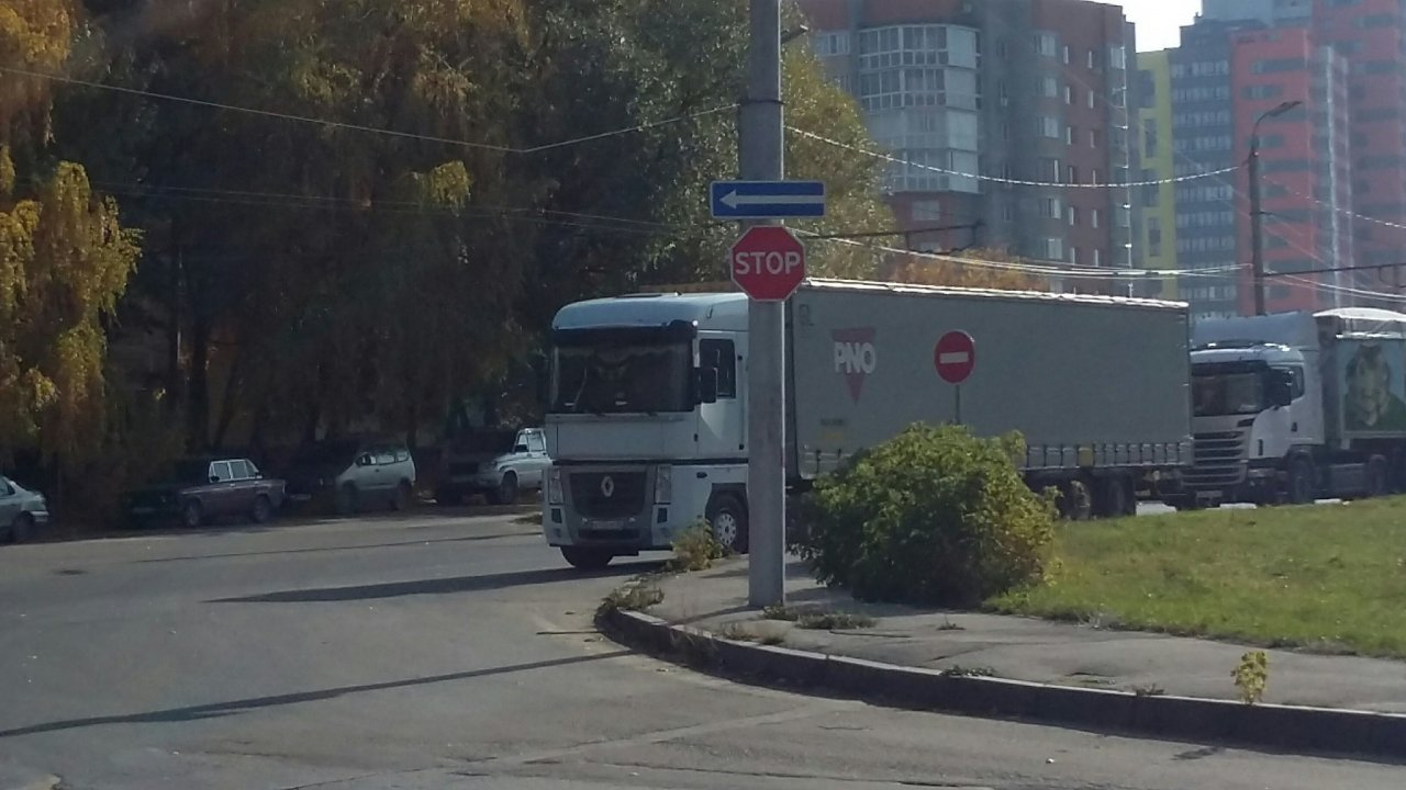 Водители Рязани пожаловались на фуры, которые паркуются после знака "STOP" и загораживают обзор