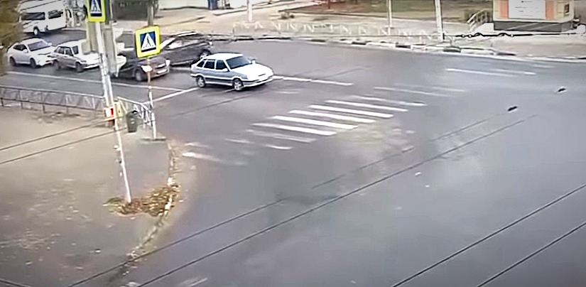 В Рязани на перекрёстке занесло автомобиль: видео момента ДТП