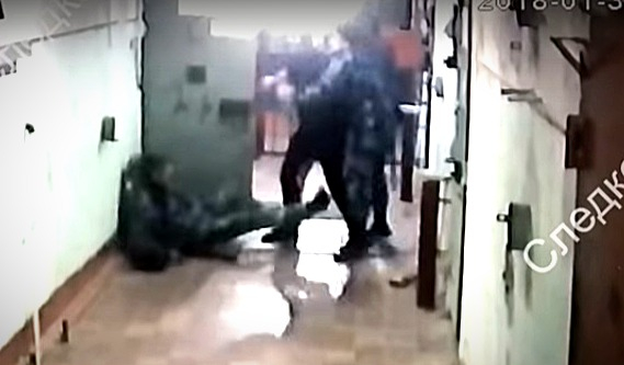 В рязанской колонии осужденный ударил конвойного: видео инцидента