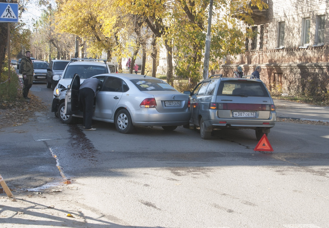На перекрёстке улиц Гоголя и Полетаева столкнулись три автомобиля: видео момента ДТП