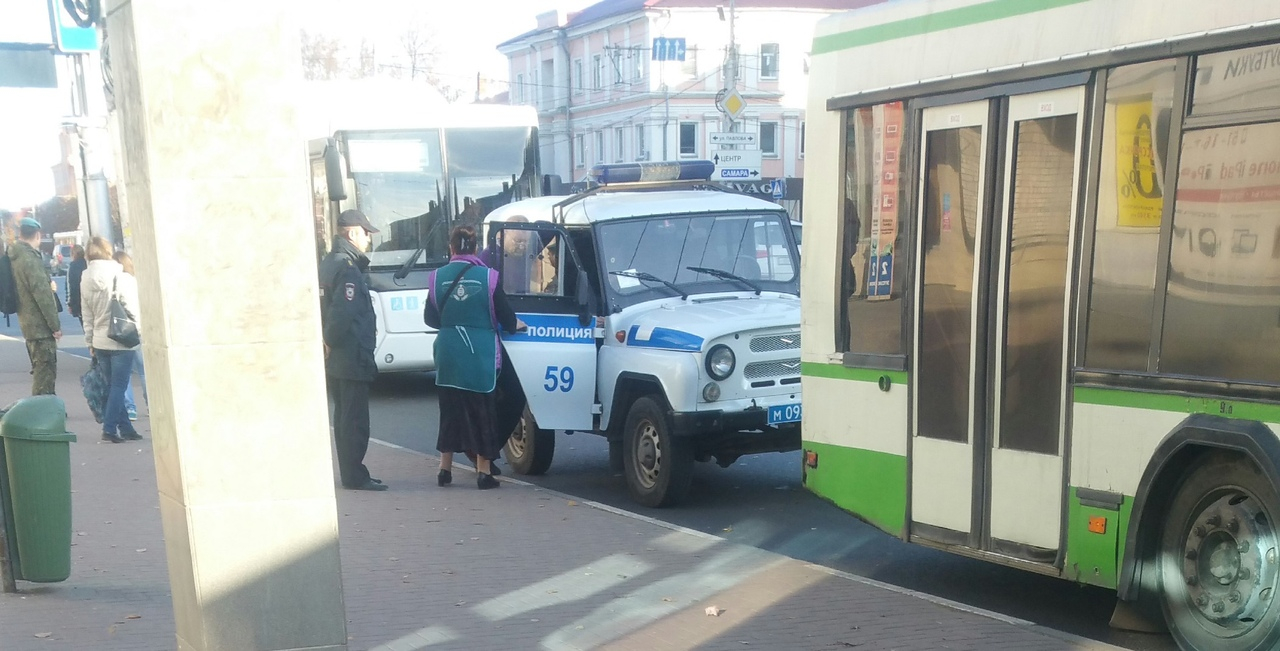 В Рязани две женщины устроили разборки в автобусе. Их разнимала полиция