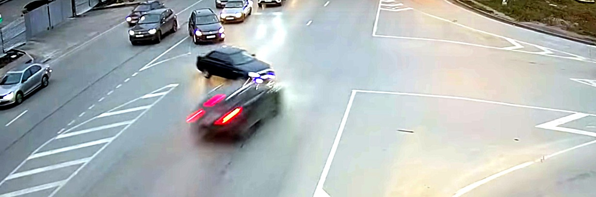 На Муромском шоссе внедорожник врезался в Приору: видео момента ДТП