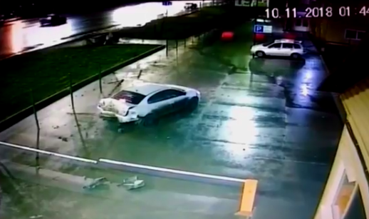 В Рязани автомобиль протаранил ограждение и влетел на парковку