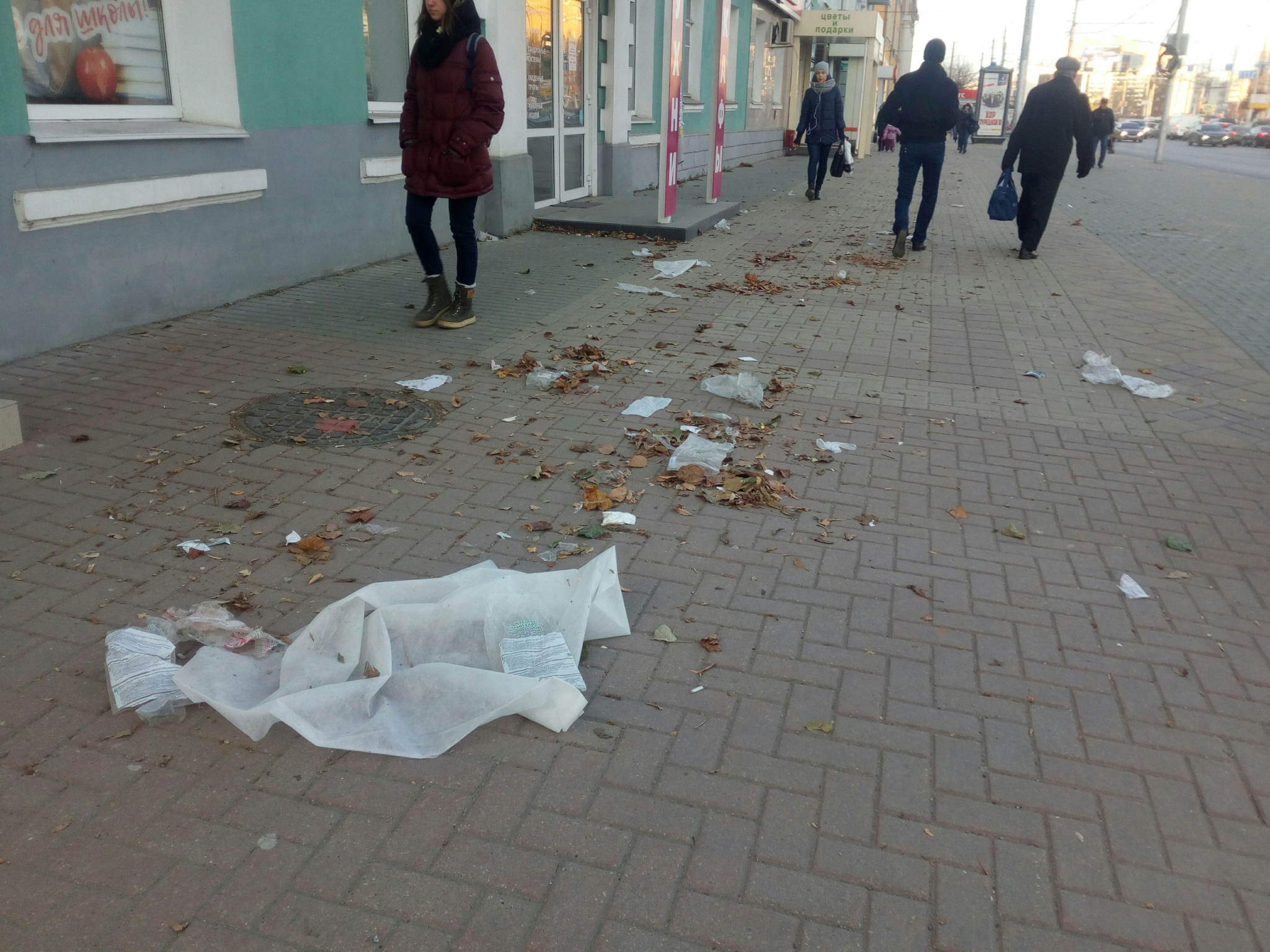 "Под ногами - разорванные пакеты", - рязанцы пожаловались на мусор на Первомайском проспекте