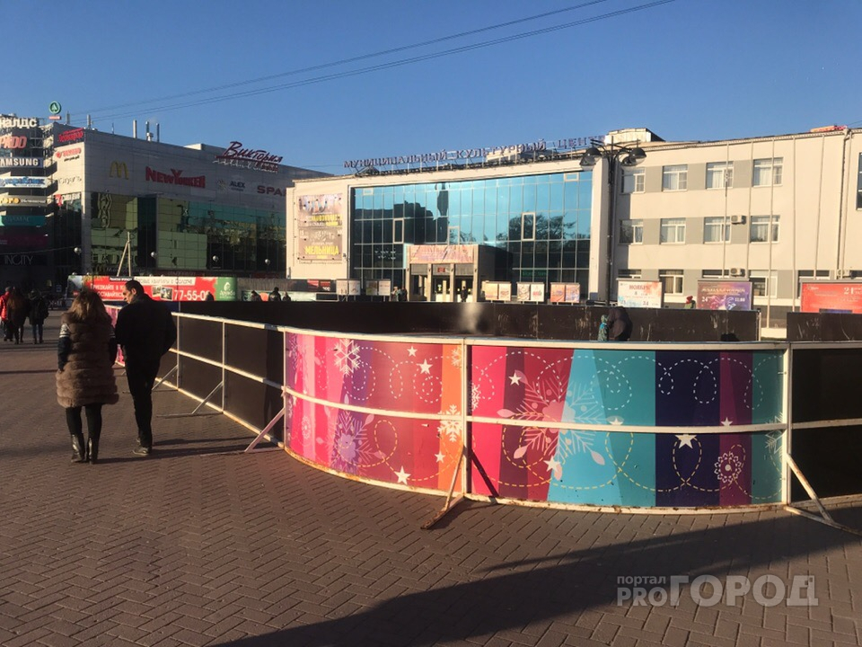 Народное фото - на  площади Победы установили коробку катка