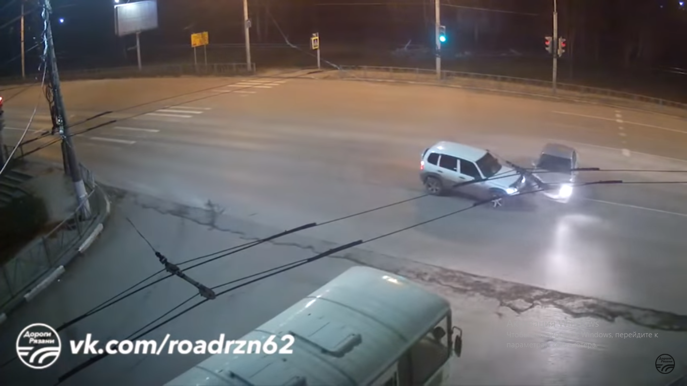 В Рязани Niva Chevrolet столкнулась с такси: видео