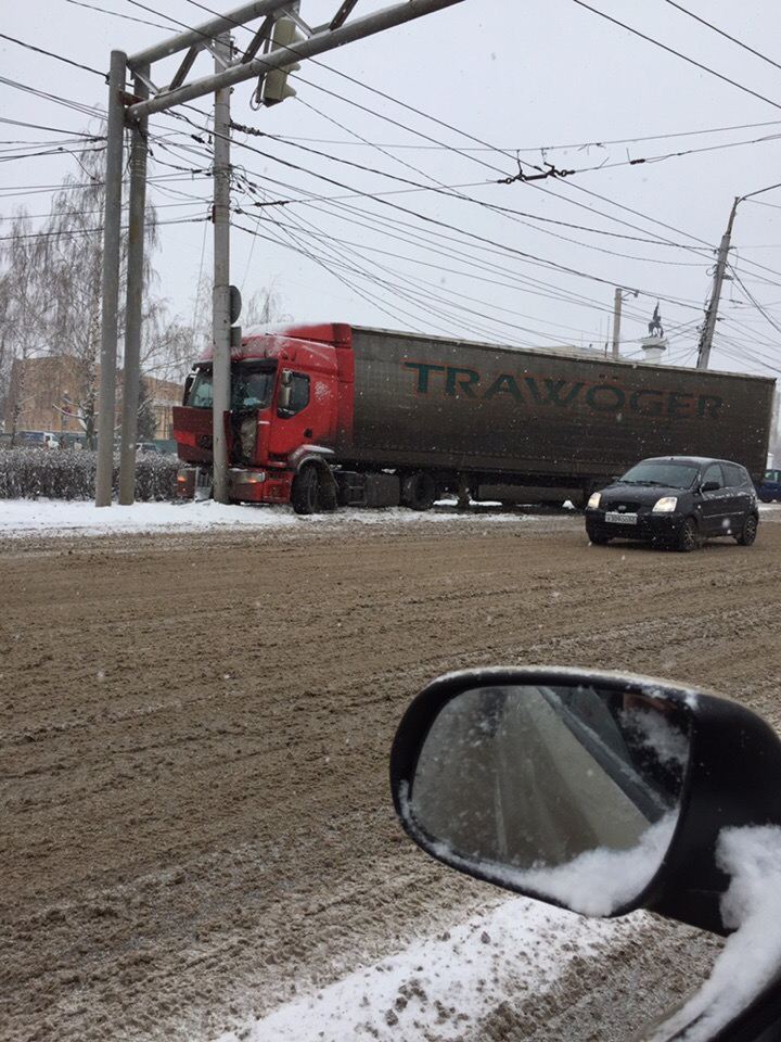 На Московском шоссе фура врезалась в столб