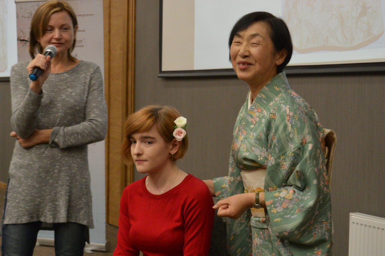 Японцы научили рязанцев надевать кимоно на мастер-классе в "Амаксе": фоторепортаж