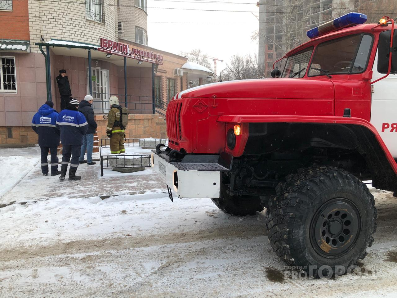 На улице Кудрявцева загорелся небольшой алкогольный магазинчик