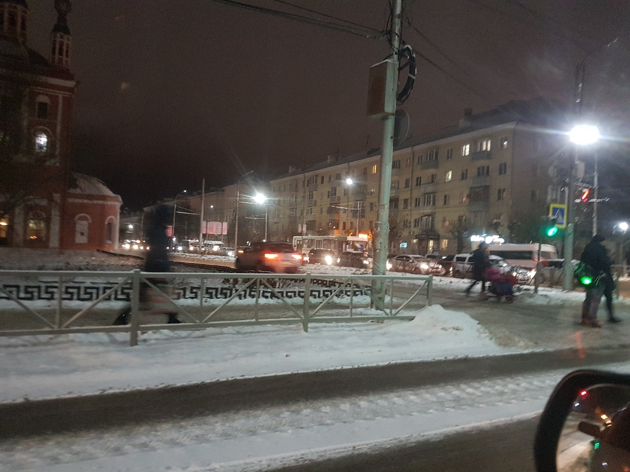 На улице Циолковского неизвестный едва не сбил девушку с коляской на тротуаре