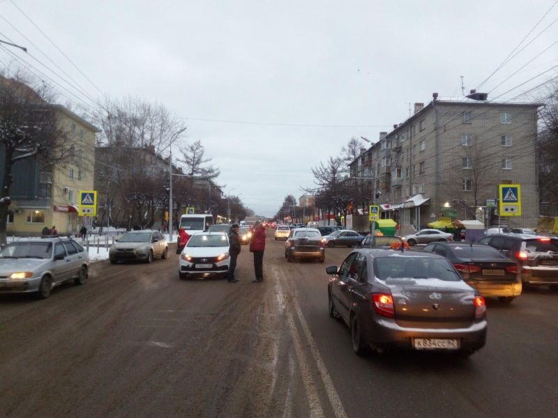 На улице Дзержинского водитель «Весты» сбил 21-летнего пешехода