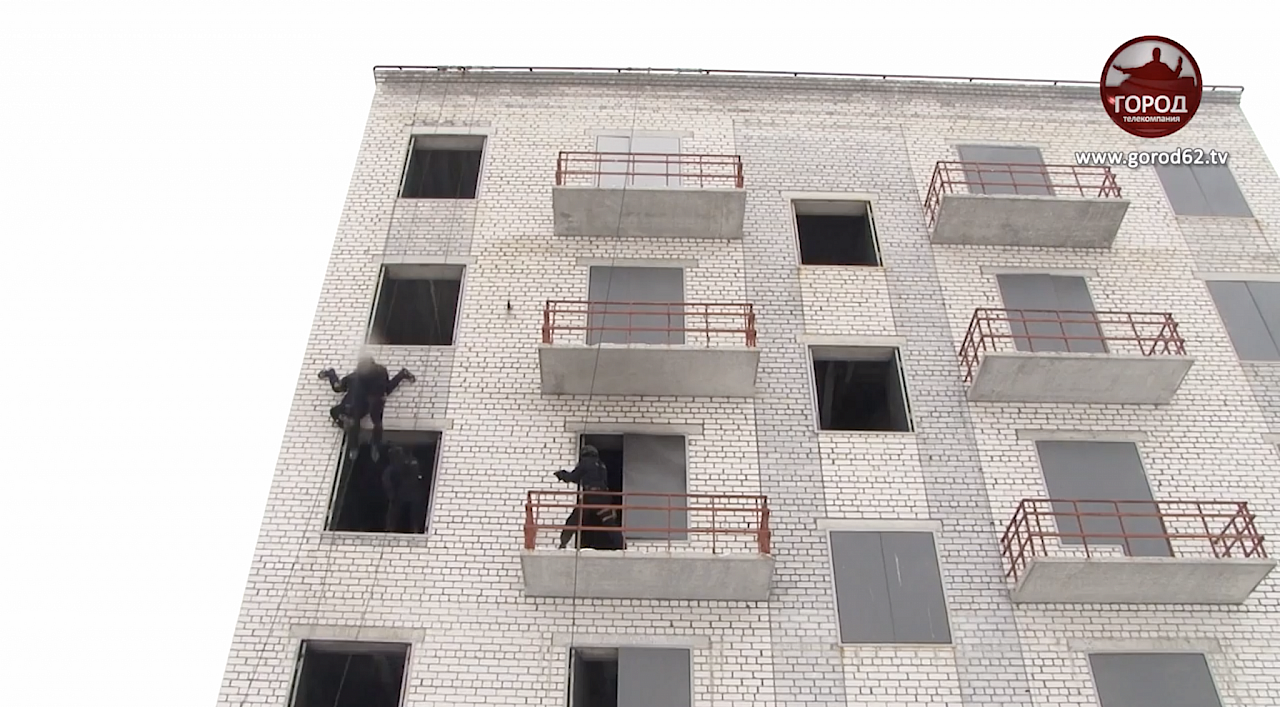 Спуск с вертолета и штурм здания - как тренируются бойцы-высотники в Рязани