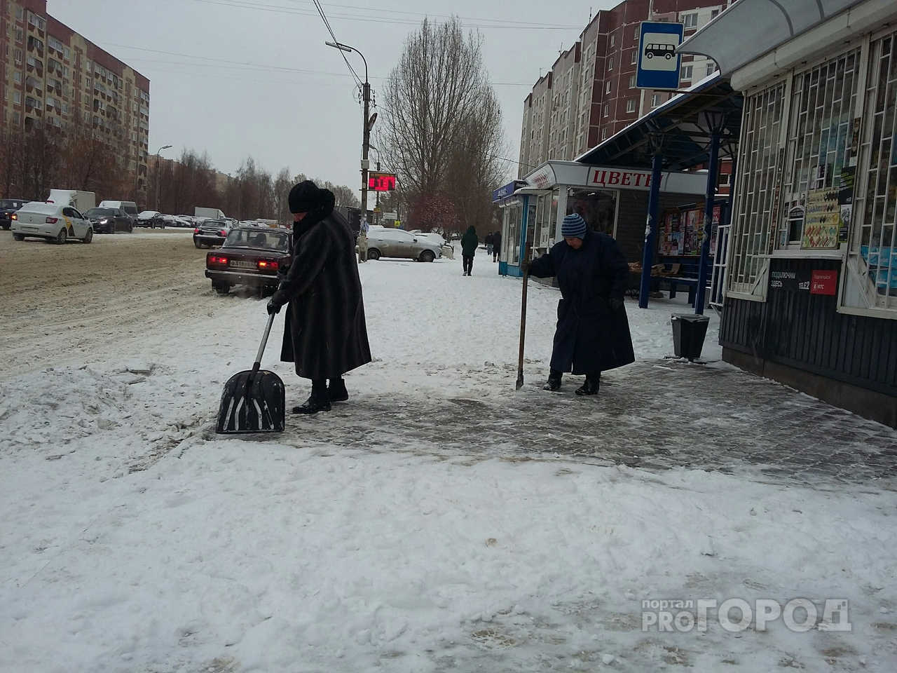 Остановку в Дашково-Песочне от наледи и снега очищают две пенсионерки