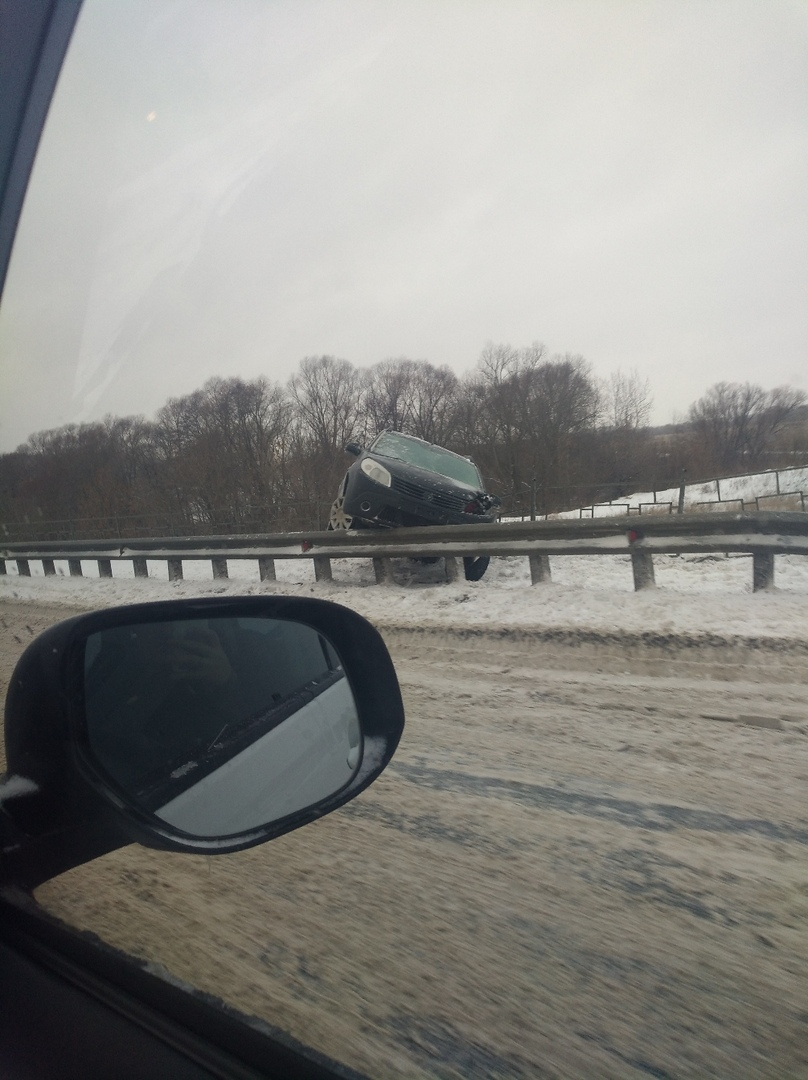 На Солотчиснком шоссе Renault вылетел с дороги и повис на отбойнике