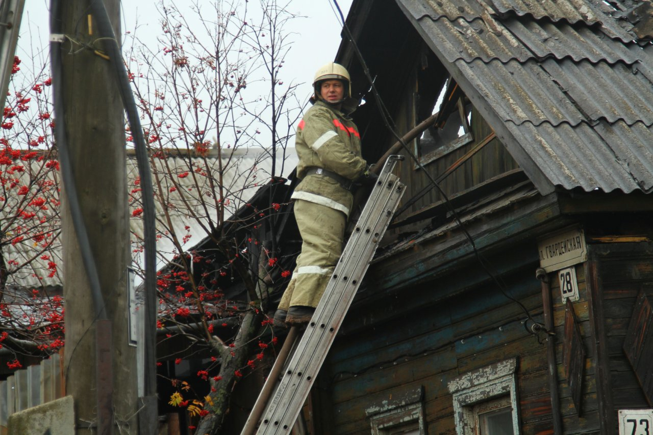 В Долгинино соседи спасли мужчину из пожара