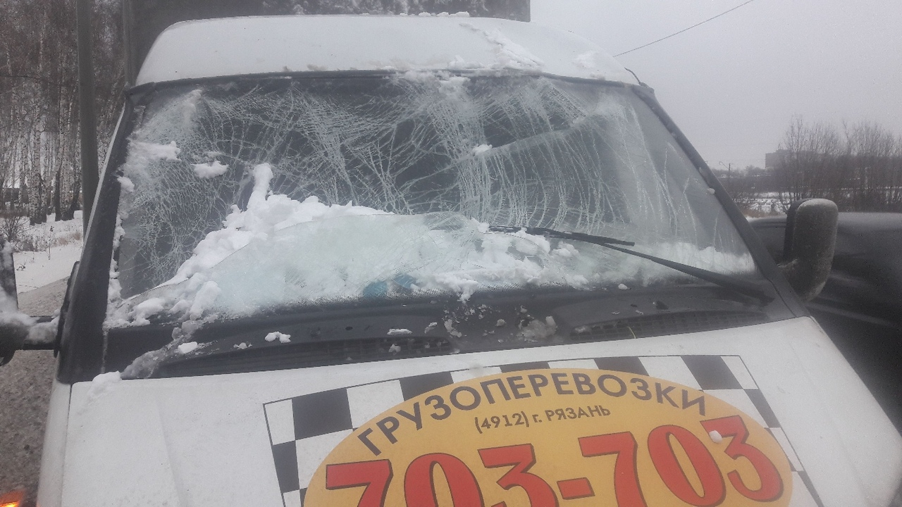 На Южной окружной упавший снежный ком пробил лобовое стекло грузовой «Газели»