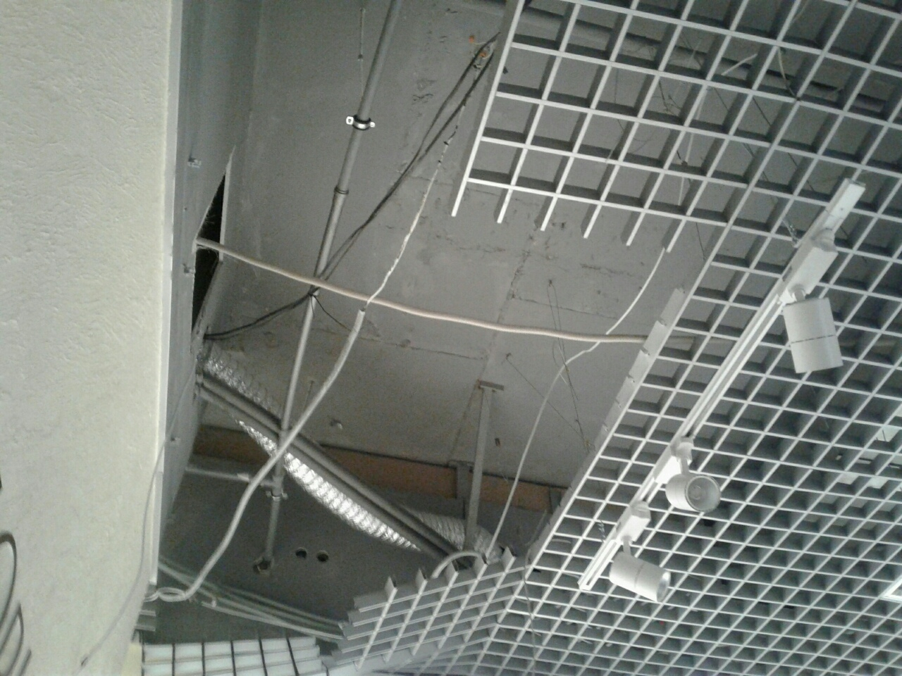В ТРЦ "Виктория Плаза" с потолка рухнул тяжелый светильник