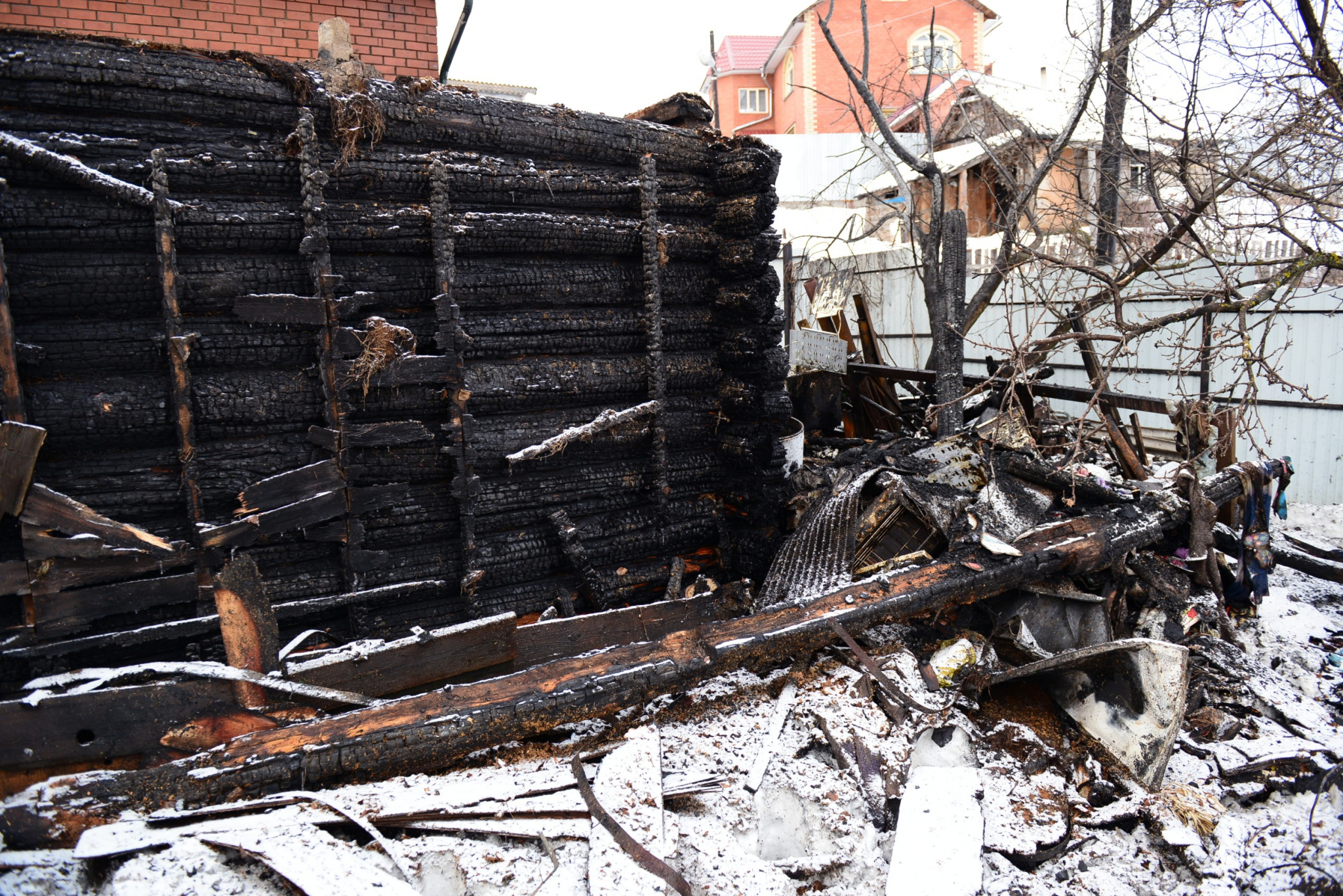 На улице Полетаева сгорела двухкомнатная квартира, есть пострадавший