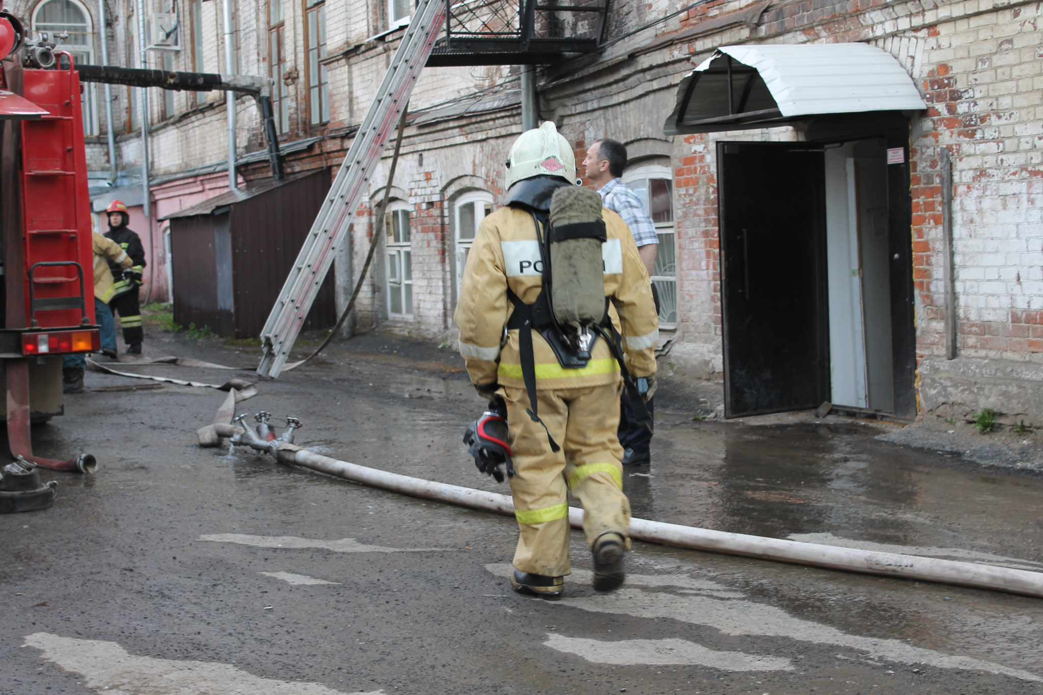 При пожаре в рязанском сервисном центре пострадал человек