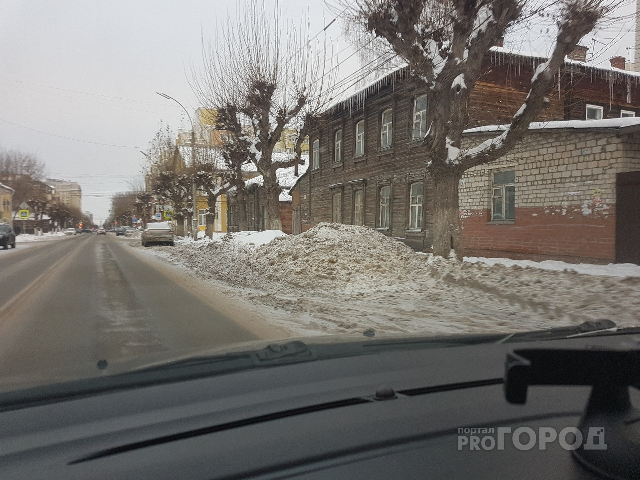 «Горы снега уже занимаю целую полосу», - рязанские водители жалуются на качество уборки парковок от снега