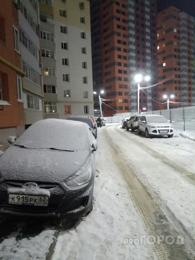 «Из-за машин нам негде ходить»: рязанцы жалуются на стихийную парковку возле жилой многоэтажки