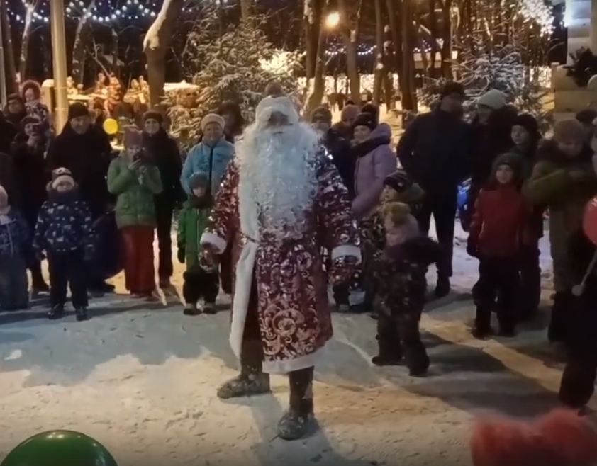 В Лесопарке Дед Мороз исполнил брейк-данс