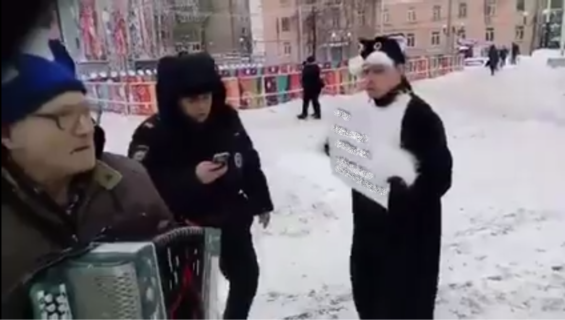 Абсурд дня: в Рязани задержали кота за плакат с негативными высказываниями о президенте