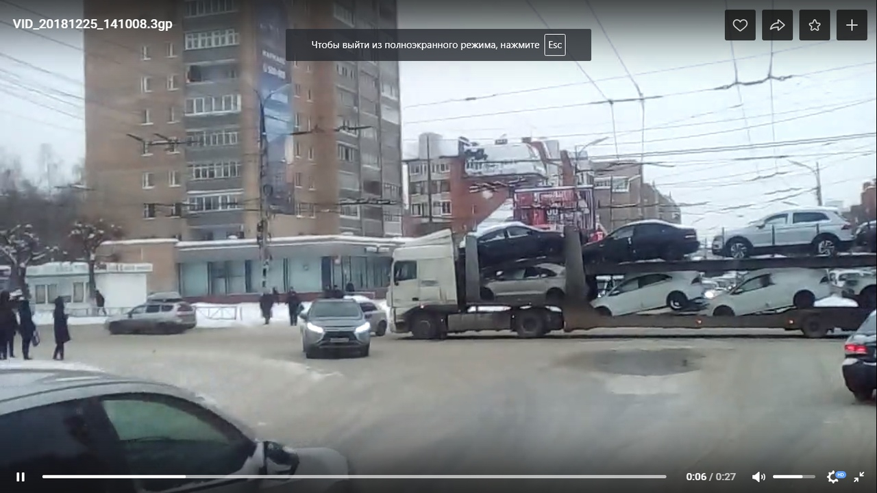 На улице Грибоедова автовоз перекрыл движение