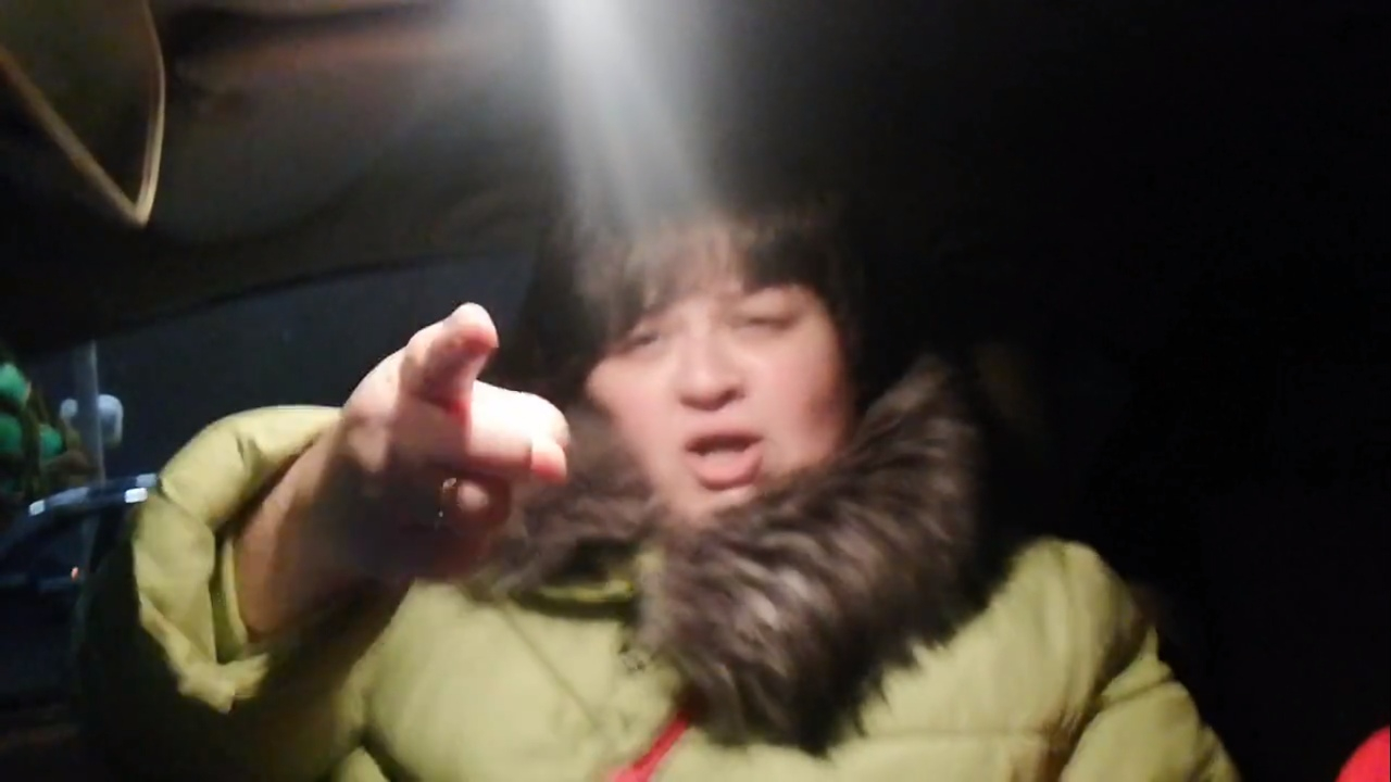 «Люда хочет войти»: девушка исполнила зажигательную песню в своём автомобиле