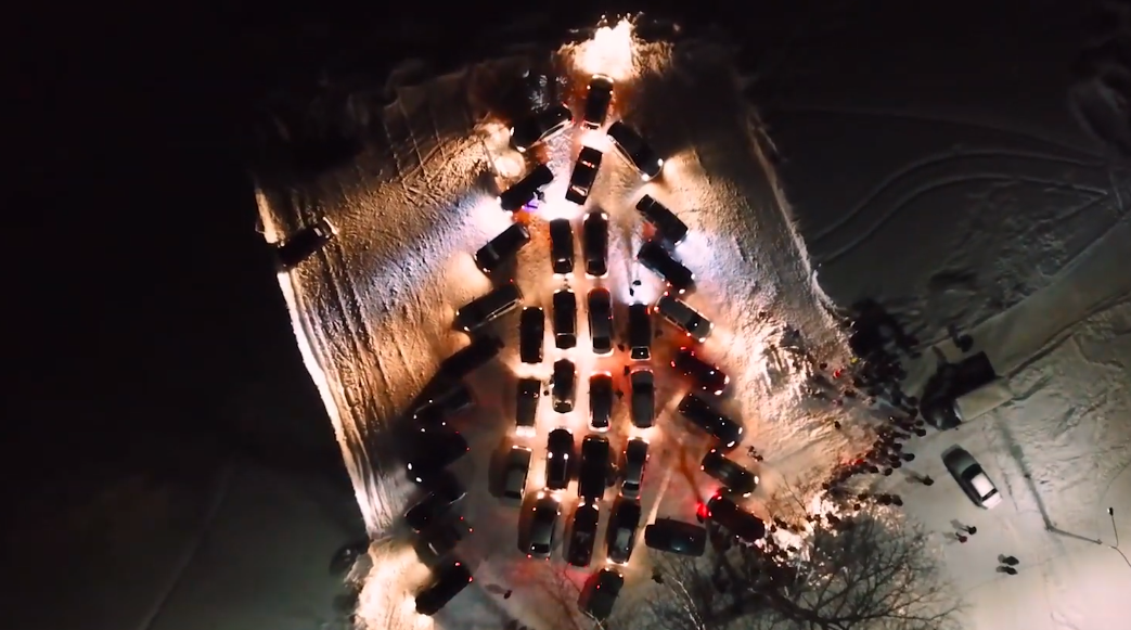 Шиловские водители построили елку из автомобилей: видео