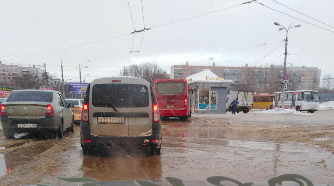 На улице Новоселов произошел крупный порыв водопровода - машины дрейфуют