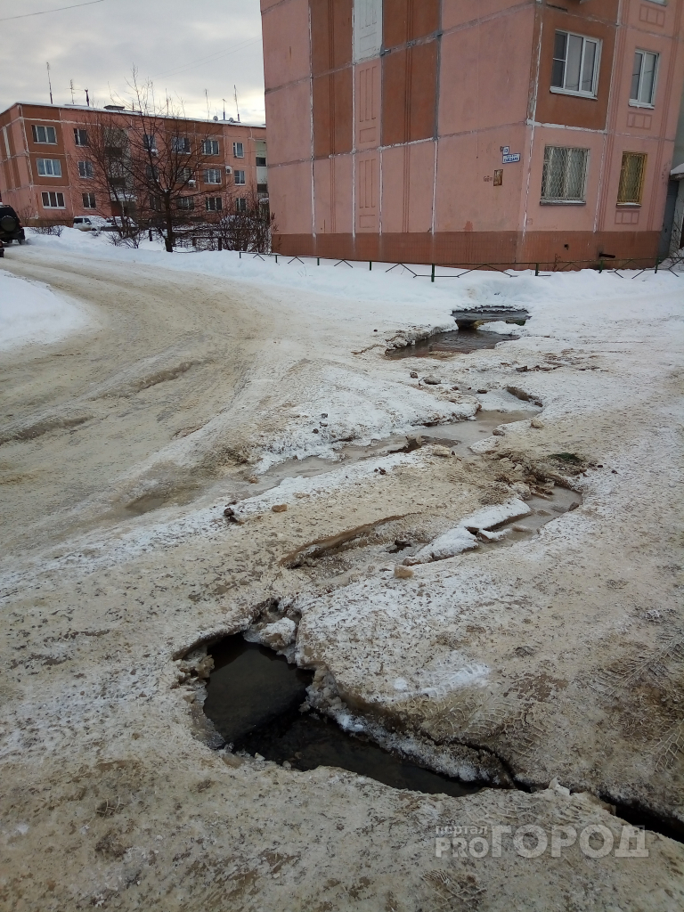 «Из-за вони нельзя открыть окна»: в Солотче возле жилого дома прорвало канализацию